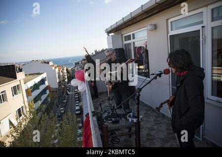 Due persone si esibiscono su un tetto mentre la band musicale 'Eren Joseph Dwyer & Paul Dwyer' offre un concerto dal loro balcone all'interno delle celebrazioni che segnano la sovranità nazionale e la Giornata dei bambini a Istanbul, in Turchia, il 23 aprile 2020. Il Ministero dell'interno turco ha annunciato che Istanbul e 30 grandi città saranno sotto blocco dal 23 al 26 aprile 2020 in mezzo alla pandemia di coronavirus COVID-19 in corso. La Turchia ha sospeso tutti i voli internazionali e tutti i viaggi interurbani sono soggetti all'autorizzazione delle autorità locali nell'ambito di misure volte a prevenire la diffusione della pandemia della malattia COVID-19 causata da b Foto Stock