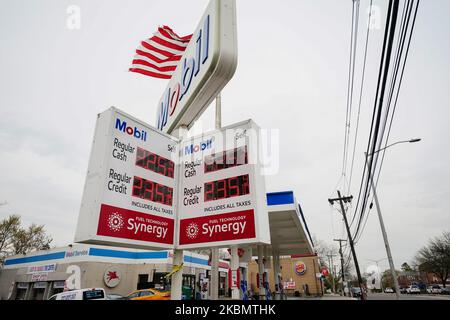 Una vista di una stazione di benzina Mobil lungo la 164th Street a Queens, New York, USA durante la pandemia di Coronavirus il 23 aprile 2020. L'indicatore di petrolio degli Stati Uniti recupera 20% con le mosse selvagge che continuano ad unsettle i commercianti. (Foto di John Nacion/NurPhoto) Foto Stock