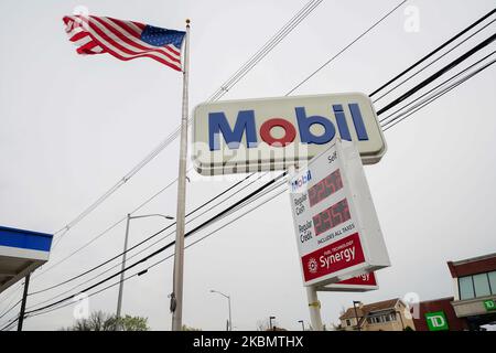 Una vista di una stazione di benzina Mobil lungo la 164th Street a Queens, New York, USA durante la pandemia di Coronavirus il 23 aprile 2020. L'indicatore di petrolio degli Stati Uniti recupera 20% con le mosse selvagge che continuano ad unsettle i commercianti. (Foto di John Nacion/NurPhoto) Foto Stock