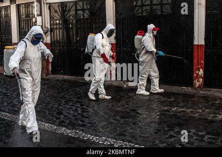 Un operaio sanitizza la città di Taxco De Alarcon, Messico, il 23 aprile 2020 per prevenire la diffusione di Coronaveurs. (Foto di Franyeli Garcia/NurPhoto) Foto Stock