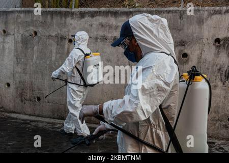 Un operaio sanitizza la città di Taxco De Alarcon, Messico, il 23 aprile 2020 per prevenire la diffusione di Coronaveurs. (Foto di Franyeli Garcia/NurPhoto) Foto Stock