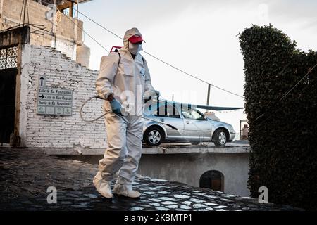 Un operaio sanitizza la città di Taxco De Alarcon, Messico, il 23 aprile 2020 per prevenire la diffusione di Coronaveurs. (Foto di Franyeli Garcia/NurPhoto) Foto Stock