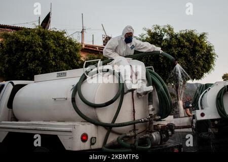 Un operaio sanitizza la città di Taxco De Alarcon, Messico, il 23 aprile 2020 per prevenire la diffusione di Coronaveurs. (Foto di Franyeli Garcia/NurPhoto) Foto Stock