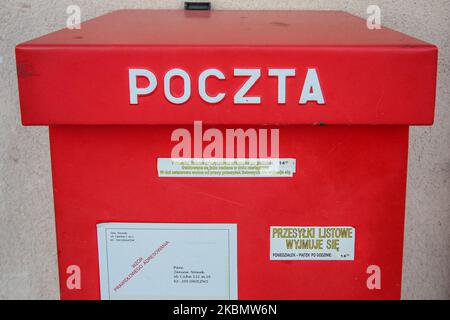 Cassetta postale al di fuori del chiuso a causa del Coronavirus Pandemia Ufficio postale è visto a Danzica, Polonia il 24 aprile 2020 diritto e giustizia (PIS) forze del partito al governo di tenere un'elezione per posta per la prima volta in assoluto, Un giro di vapore sulle richieste di ritardare il voto presidenziale del 10 maggio, mentre la Polonia rimane in blocco per combattere la pandemia di coronavirus. PIS vuole aiutare Andrzej Duda a rimanere presidente per altri 5 anni in questo modo (Foto di Michal Fludra/NurPhoto) Foto Stock