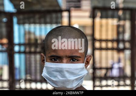 Una ragazza in una zona di baraccopoli che indossa una maschera come misure precauzionali sulla diffusione di COVID-19 (Coronavirus) in Gurugram alla periferia di Nuova Delhi, India il 24 aprile 2020 (Foto di Nasir Kachroo/NurPhoto) Foto Stock