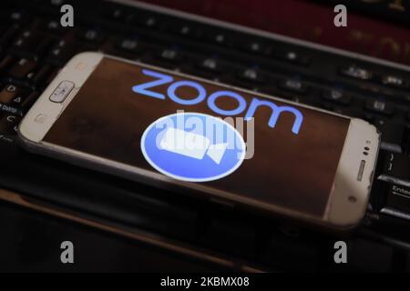 ZOOM Video Communications viene visualizzato sullo schermo del telefono, le miniature dell'applicazione, dello smartphone e della tastiera vengono visualizzate in questa illustrazione con esposizione multipla. Zoom è un'azienda americana di tecnologia delle comunicazioni con sede a San Jose, California. Fornisce servizi di videotelefonia e chat online tramite una piattaforma software peer-to-peer basata su cloud ed è utilizzata per teleconferenze, telelavoro, formazione a distanza e relazioni sociali. Zoom App e la comunicazione divenne molto popolare durante il Covid-19, Coronavirus pandemic quarantena blocco e distensione sociale come la gente starte Foto Stock