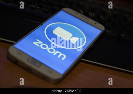 ZOOM Video Communications viene visualizzato sullo schermo del telefono, le miniature dell'applicazione, dello smartphone e della tastiera vengono visualizzate in questa illustrazione con esposizione multipla. Zoom è un'azienda americana di tecnologia delle comunicazioni con sede a San Jose, California. Fornisce servizi di videotelefonia e chat online tramite una piattaforma software peer-to-peer basata su cloud ed è utilizzata per teleconferenze, telelavoro, formazione a distanza e relazioni sociali. Zoom App e la comunicazione divenne molto popolare durante il Covid-19, Coronavirus pandemic quarantena blocco e distensione sociale come la gente starte Foto Stock