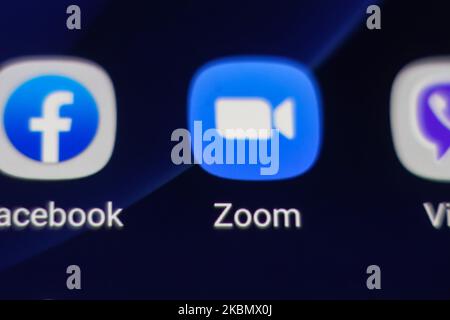 ZOOM Video Communications viene visualizzato sullo schermo del telefono, le miniature dell'applicazione, dello smartphone e della tastiera vengono visualizzate in questa illustrazione con esposizione multipla. Zoom è un'azienda americana di tecnologia delle comunicazioni con sede a San Jose, California. Fornisce servizi di videotelefonia e chat online tramite una piattaforma software peer-to-peer basata su cloud ed è utilizzata per teleconferenze, telelavoro, formazione a distanza e relazioni sociali. Zoom App e la comunicazione divenne molto popolare durante il Covid-19, Coronavirus pandemic quarantena blocco e distensione sociale come la gente starte Foto Stock