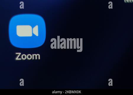ZOOM Video Communications viene visualizzato sullo schermo del telefono, le miniature dell'applicazione, dello smartphone e della tastiera vengono visualizzate in questa illustrazione con esposizione multipla. Zoom è un'azienda americana di tecnologia delle comunicazioni con sede a San Jose, California. Fornisce servizi di videotelefonia e chat online tramite una piattaforma software peer-to-peer basata su cloud ed è utilizzata per teleconferenze, telelavoro, formazione a distanza e relazioni sociali. Zoom App e la comunicazione divenne molto popolare durante il Covid-19, Coronavirus pandemic quarantena blocco e distensione sociale come la gente starte Foto Stock