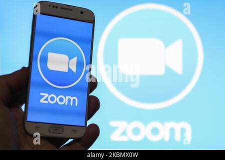 ZOOM Video Communications viene visualizzato sullo schermo del telefono, le miniature dell'applicazione, dello smartphone e della tastiera vengono visualizzate in questa illustrazione con esposizione multipla. Zoom è un'azienda americana di tecnologia delle comunicazioni con sede a San Jose, California. Fornisce servizi di videotelefonia e chat online tramite una piattaforma software peer-to-peer basata su cloud ed è utilizzata per teleconferenze, telelavoro, formazione a distanza e relazioni sociali. Zoom App e la comunicazione divenne molto popolare durante il Covid-19, Coronavirus pandemic quarantena blocco e distensione sociale come la gente starte Foto Stock