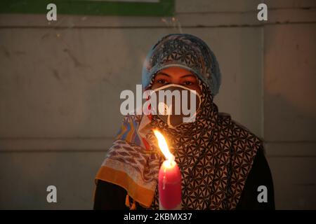 7th° anniversario della tragedia di Rana Plaza osservata il 24 aprile 2020 a Dhaka, Bangladesh, in mezzo alla pandemia di Coronavirus della Bangladesh Garments Federation, i bambini della vittima hanno acceso sette candele per protestare. (Foto di Sony Ramany/NurPhoto) Foto Stock