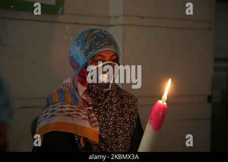 7th° anniversario della tragedia di Rana Plaza osservata il 24 aprile 2020 a Dhaka, Bangladesh, in mezzo alla pandemia di Coronavirus della Bangladesh Garments Federation, i bambini della vittima hanno acceso sette candele per protestare. (Foto di Sony Ramany/NurPhoto) Foto Stock