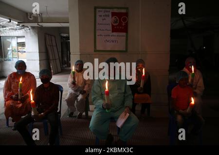 7th° anniversario della tragedia di Rana Plaza osservata il 24 aprile 2020 a Dhaka, Bangladesh, in mezzo alla pandemia di Coronavirus della Bangladesh Garments Federation, i bambini della vittima hanno acceso sette candele per protestare. (Foto di Sony Ramany/NurPhoto) Foto Stock