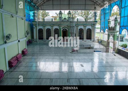 Questa foto scattata il 25 aprile 2020 durante il mese santo musulmano del Ramadan mostra una vista dall'interno della moschea chiusa durante il blocco nazionale imposto dal governo come misura preventiva contro il coronavirus COVID-19, a Kathmandu, Nepal il sabato. (Foto di Rojan Shrestha/NurPhoto) Foto Stock