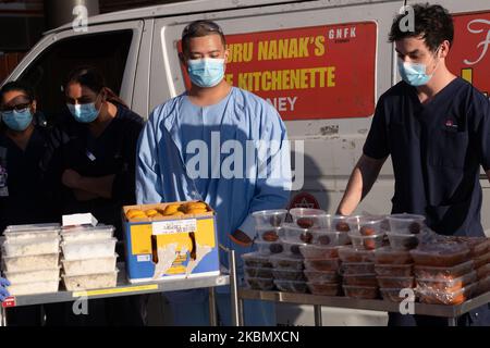 I volontari del Guru Nanak Free Kitchen Sydney (GNFKS ) hanno visto distribuire cibo gratuito al Blacktown Hospital sabato 25th aprile a Sydney, Australia. GNFKS ha celebrato la giornata ANZAC servendo cibo gratuito alle persone colpite dal COVID-19 (pandemia globale). Negli ultimi 8 anni GNFKS ha aiutato coloro che sono in necessità, tra cui i senzatetto in città, gli anziani nelle case di cura, gli studenti internazionali con meno sostegno e le donne colpite dalla violenza domestica. (Foto di Izhar Khan/NurPhoto) Foto Stock