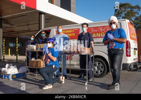 I volontari del Guru Nanak Free Kitchen Sydney (GNFKS ) hanno visto distribuire cibo gratuito al Blacktown Hospital sabato 25th aprile a Sydney, Australia. GNFKS ha celebrato la giornata ANZAC servendo cibo gratuito alle persone colpite dal COVID-19 (pandemia globale). Negli ultimi 8 anni GNFKS ha aiutato coloro che sono in necessità, tra cui i senzatetto in città, gli anziani nelle case di cura, gli studenti internazionali con meno sostegno e le donne colpite dalla violenza domestica. (Foto di Izhar Khan/NurPhoto) Foto Stock