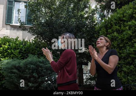 Torino, Italia 25 aprile 2020. Una famiglia festeggia il 25 aprile cantando e ballando nel giardino di casa alla periferia di Torino. La Giornata annuale della Liberazione in Italia è l’anniversario della fine ufficiale dell’occupazione nazista durante la seconda guerra mondiale, il 25 aprile 1945. L'Italia, sotto il blocco per mitigare il contagio di Covid-19, festeggia il 75th° anniversario. (Foto di Mauro Ujetto/NurPhoto) Foto Stock