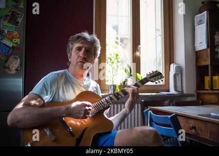 Torino, Italia 25 aprile 2020. Una famiglia festeggia il 25 aprile cantando e ballando nel giardino di casa alla periferia di Torino. La Giornata annuale della Liberazione in Italia è l’anniversario della fine ufficiale dell’occupazione nazista durante la seconda guerra mondiale, il 25 aprile 1945. L'Italia, sotto il blocco per mitigare il contagio di Covid-19, festeggia il 75th° anniversario. (Foto di Mauro Ujetto/NurPhoto) Foto Stock