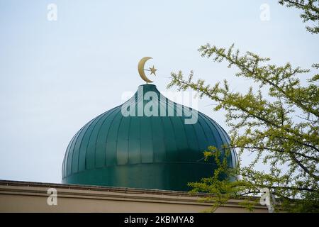 Vista della moschea di al-Hikmah, sede della comunità musulmana indonesiana, chiusa ai fedeli il secondo giorno del Ramadan e attraverso il COVID-19 pande?mic, New York, NY, il 25 aprile 2020. (Foto di John Nacion/NurPhoto) Foto Stock