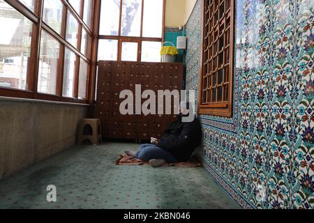 Un uomo musulmano prega in una Moschea vuota Hirka-i Serif a Istanbul, in Turchia, il 25 aprile 2020. Questa moschea Hirka Serif è destinata ai turisti musulmani e turchi durante il mese del Ramadan e le strade che la circondano sono affollate di visitatori e venditori ambulanti che vendono profumi e strumenti di culto per i musulmani ed è completamente vuota oggi a causa dell'epidemia di Corona e del coprifuoco . Il governo turco chiuse completamente le moschee e i fedeli non potevano pregare in loro durante il mese del Ramadan Beato. (Foto di Amer AlMohipany/NurPhoto) Foto Stock