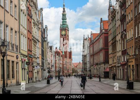 Le persone che indossano coperture per il viso (maschere mediche, sciarpe, ecc.) a causa della pandemia di coronavirus che cammina lungo la Long Street (ul. Dluga) nel centro storico principale sono visti a Danzica, Polonia il 16 aprile 2020 (Foto di Michal Fludra/NurPhoto) Foto Stock