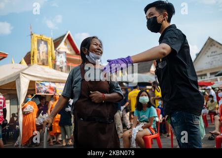 Persone a basso reddito e senza lavoro, il cui sostentamento è stato colpito dalla linea epidemica di Covid-19 fino a ricevere donazioni di cibo a Wat Sawettachat nel centro di Bangkok, Thailandia, il 26 aprile 2020. (Foto di Thomas De Cian/NurPhoto) Foto Stock