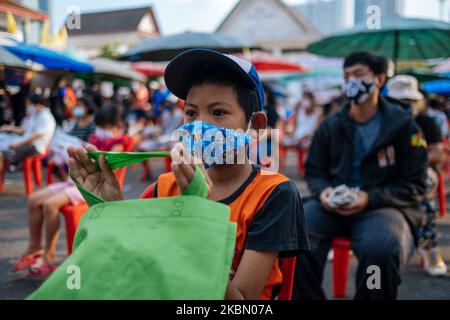 Persone a basso reddito e senza lavoro, il cui sostentamento è stato colpito dalla linea epidemica di Covid-19 fino a ricevere donazioni di cibo a Wat Sawettachat nel centro di Bangkok, Thailandia, il 26 aprile 2020. (Foto di Thomas De Cian/NurPhoto) Foto Stock