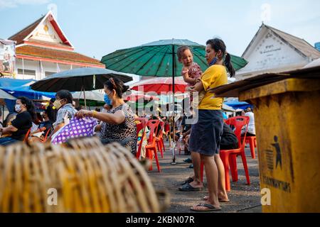 Persone a basso reddito e senza lavoro, il cui sostentamento è stato colpito dalla linea epidemica di Covid-19 fino a ricevere donazioni di cibo a Wat Sawettachat nel centro di Bangkok, Thailandia, il 26 aprile 2020. (Foto di Thomas De Cian/NurPhoto) Foto Stock