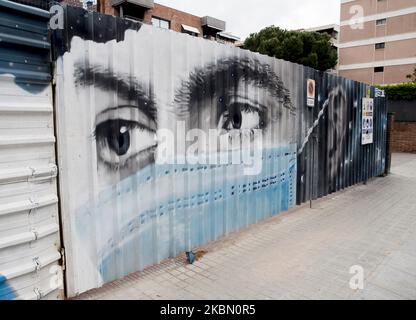 Un graffito in riferimento all'uso di maschere chirurgiche durante la crisi del Coronavirus - Covid19 a Barcellona, Catalogna, Spagna, il 27 aprile 2020. (Foto di Miquel Llop/NurPhoto) Foto Stock