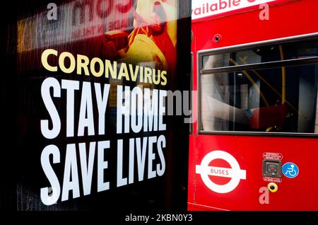 I messaggi del governo che dicono alle persone di rimanere a casa per prevenire la diffusione del coronavirus sono visualizzati su uno schermo di pubblicità digitale presso una fermata dell'autobus a Haymarket a Londra, in Inghilterra, il 27 aprile 2020. La Gran Bretagna ha iniziato oggi la sua sesta settimana di blocco del coronavirus, con il primo ministro Boris Johnson questa mattina che ha sollecito il paese per la pazienza continua con le misure, mentre il Regno Unito arriva attraverso il suo 'picco' di casi e morti covid-19. Nelle ultime settimane è stato sempre più clamore per il governo di definire le proprie idee su quando e come il paese potrebbe iniziare a liberarsi di alcune delle restrizioni attualmente in me Foto Stock