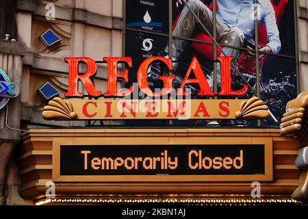 Una vista dei Regal Cinemas a Times Square, New York City USA durante la pandemia di coronavirus il 27 aprile 2020. Lottare contro l’AMC per raccogliere $500 milioni di dollari in mezzo alla crisi del coronavirus. (Foto di John Nacion/NurPhoto) Foto Stock