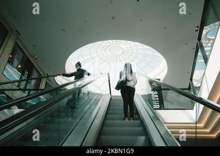 Gli acquirenti che indossano maschere facciali entrano in un ascensore nel centro commerciale di Munster dato che la Germania rende obbligatorio indossare maschera facciale su un treno, autobus e anche negozi, a Munster, Germania, il 27 aprile 2020 durante l'emergenza coronavirus. (Foto di Ying Tang/NurPhoto) Foto Stock