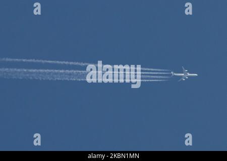 Un Mahan Air, motore quad, aereo commerciale Airbus A340 come visto volare nel cielo blu sopra Salonicco, Grecia a un'altitudine di 39000 metri durante una giornata di sole, lasciando dietro contraglie o linea di condensazione del vapore. Il volo transatlantico è dall'aeroporto LSP di Las Piedras in Venezuela alla capitale dell'Iran, risultati di ricerca Web risultati Teheran Imm Khomeini International Airport. L'aereo A340-600 o A346 a lunga percorrenza a cassone largo ha la registrazione EP-MMI ed è alimentato da motori a getto RR 4x. Mahan Airlines W5 IRM è una compagnia aerea privata con sede a Teheran. Aprile 28, 2020 (Foto di Nicolas Economou/Nur Foto Stock