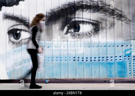 Un graffito in riferimento all'uso di maschere chirurgiche durante la crisi del Coronavirus - Covid19 a Barcellona, Catalogna, Spagna, il 28 aprile 2020. (Foto di Albert Llop/NurPhoto) Foto Stock