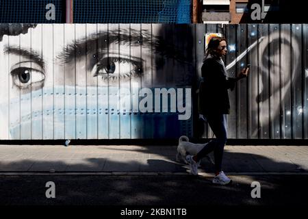 Un graffito in riferimento all'uso di maschere chirurgiche durante la crisi del Coronavirus - Covid19 a Barcellona, Catalogna, Spagna, il 28 aprile 2020. (Foto di Albert Llop/NurPhoto) Foto Stock