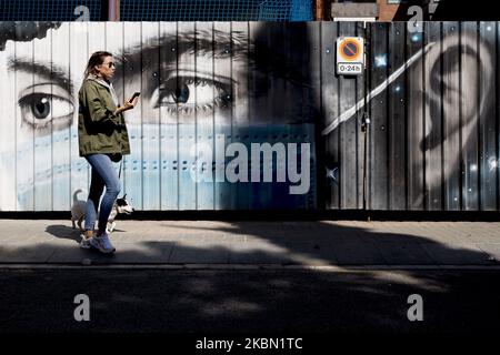 Un graffito in riferimento all'uso di maschere chirurgiche durante la crisi del Coronavirus - Covid19 a Barcellona, Catalogna, Spagna, il 28 aprile 2020. (Foto di Albert Llop/NurPhoto) Foto Stock
