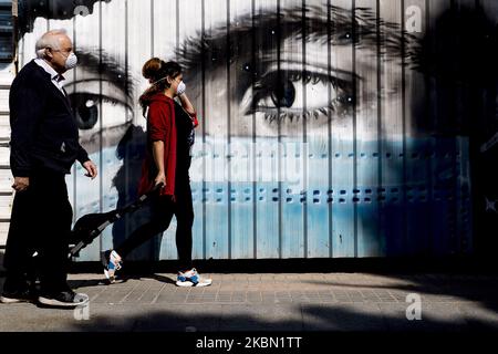 Un graffito in riferimento all'uso di maschere chirurgiche durante la crisi del Coronavirus - Covid19 a Barcellona, Catalogna, Spagna, il 28 aprile 2020. (Foto di Albert Llop/NurPhoto) Foto Stock