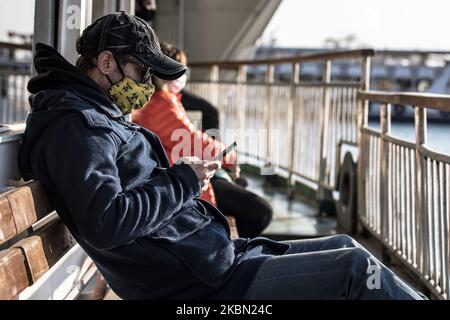 Persone a Istanbul, Turchia, il 27 aprile 2020 durante l'emergenza coronavirus (Foto di Onur Dogman/NurPhoto) Foto Stock