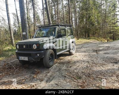 Nato di colore verde New Suzuki Jimmy 4x4 è visto a Otomin, Polonia il 28 aprile 2020 Jimmy è uno dei modelli più popolari nella gamma Suzuki. Il tempo di attesa per un'auto dopo l'acquisto raggiunge i due anni. (Foto di Michal Fludra/NurPhoto) Foto Stock