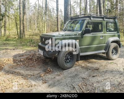 Nato di colore verde New Suzuki Jimmy 4x4 è visto a Otomin, Polonia il 28 aprile 2020 Jimmy è uno dei modelli più popolari nella gamma Suzuki. Il tempo di attesa per un'auto dopo l'acquisto raggiunge i due anni. (Foto di Michal Fludra/NurPhoto) Foto Stock