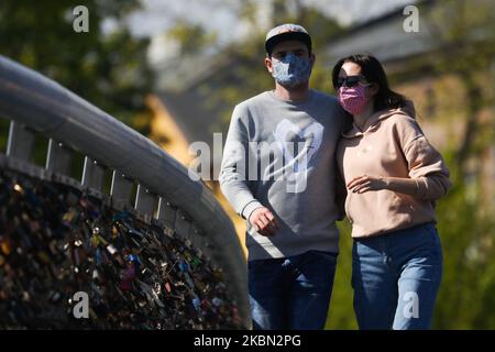 Una coppia indossa una maschera protettiva a causa della