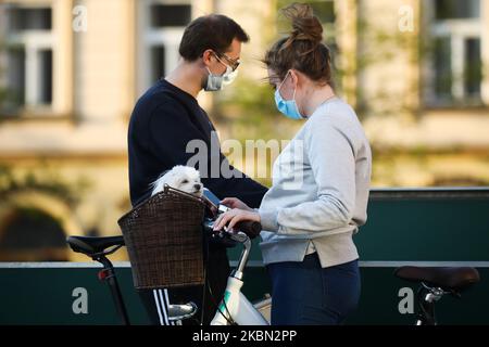 Una coppia indossa una maschera protettiva a causa della