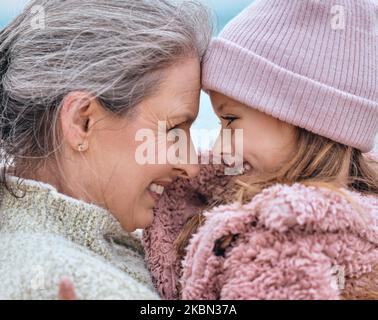 Felice donna anziana, famiglia e ragazza che trascorrono del tempo di qualità insieme nel parco durante l'autunno. Cute bambino piccolo e sua nonna che si lega all'aperto Foto Stock