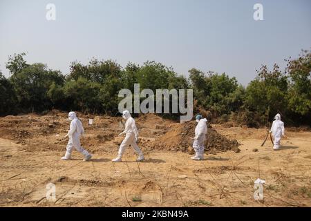 Gli operatori sanitari in equipaggiamento protettivo arrivano in un cimitero a Nuova Delhi India, il 30 aprile 2020. Il bilancio delle morti relative a Covid-19 ha raggiunto i 1075 in India con 33.610 casi attivi secondo i rapporti. (Foto di Muzamil Mattoo/NurPhoto) Foto Stock