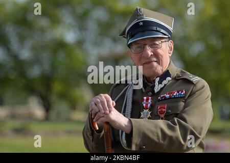 Stanislaw Szuro (99 anni), sopravvissuto al campo di concentramento tedesco di Sachsenhausen, visto alla Cattedrale di Wawel in vista di una cerimonia di messa che segna il 75th° anniversario della liberazione degli ex campi di concentramento nazisti a Sachsenhausen, Dachau e Ravensbruck. Sachsenhausen-Oranienburg fu liberata il 22 aprile 1945, Dachau il 29 aprile 1945 e Ravensbruck il 29–30 aprile 1945. L'iniziativa di celebrare questa messa è stata promossa dalle associazioni degli ultimi prigionieri e dalle loro famiglie (NE Cedat Academia e Ravensbruck Family) dopo le celebrazioni del 75th° anniversario del liberato Foto Stock