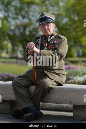 Stanislaw Szuro (99 anni), sopravvissuto al campo di concentramento tedesco di Sachsenhausen, visto alla Cattedrale di Wawel in vista di una cerimonia di messa che segna il 75th° anniversario della liberazione degli ex campi di concentramento nazisti a Sachsenhausen, Dachau e Ravensbruck. Sachsenhausen-Oranienburg fu liberata il 22 aprile 1945, Dachau il 29 aprile 1945 e Ravensbruck il 29–30 aprile 1945. L'iniziativa di celebrare questa messa è stata promossa dalle associazioni degli ultimi prigionieri e dalle loro famiglie (NE Cedat Academia e Ravensbruck Family) dopo le celebrazioni del 75th° anniversario del liberato Foto Stock