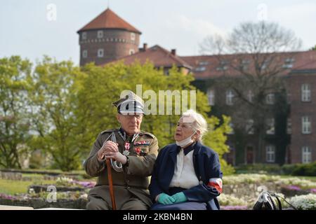 Jadwiga Ostafin-Martyna, figlia del capitano Jozef Ostafin condannato a morte in uno dei più famosi processi della Polonia del dopoguerra, incontra il maggiore Stanislaw Szuro (99 anni), sopravvissuto al campo di concentramento nazista di Sachsenhausen, Alla Cattedrale di Wawel in vista di una cerimonia di messa che segna il 75th° anniversario della liberazione degli ex campi di concentramento nazisti a Sachsenhausen, Dachau e Ravensbruck. Sachsenhausen-Oranienburg fu liberata il 22 aprile 1945, Dachau il 29 aprile 1945 e Ravensbruck il 29–30 aprile 1945. L'iniziativa di celebrare questa messa è stata promossa dalle associazioni degli ultimi prigionieri Foto Stock