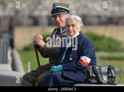 Jadwiga Ostafin-Martyna, figlia del capitano Jozef Ostafin condannato a morte in uno dei più famosi processi della Polonia del dopoguerra, incontra il maggiore Stanislaw Szuro (99 anni), sopravvissuto al campo di concentramento nazista di Sachsenhausen, Alla Cattedrale di Wawel in vista di una cerimonia di messa che segna il 75th° anniversario della liberazione degli ex campi di concentramento nazisti a Sachsenhausen, Dachau e Ravensbruck. Sachsenhausen-Oranienburg fu liberata il 22 aprile 1945, Dachau il 29 aprile 1945 e Ravensbruck il 29–30 aprile 1945. L'iniziativa di celebrare questa messa è stata promossa dalle associazioni degli ultimi prigionieri Foto Stock