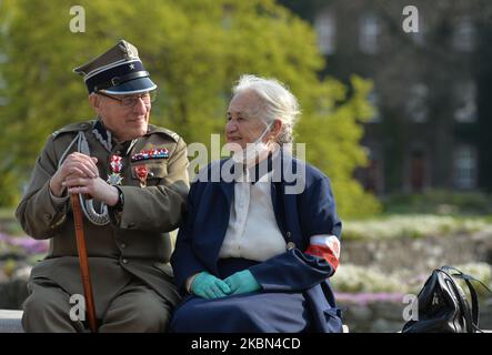 Jadwiga Ostafin-Martyna, figlia del capitano Jozef Ostafin condannato a morte in uno dei più famosi processi della Polonia del dopoguerra, incontra il maggiore Stanislaw Szuro (99 anni), sopravvissuto al campo di concentramento nazista di Sachsenhausen, Alla Cattedrale di Wawel in vista di una cerimonia di messa che segna il 75th° anniversario della liberazione degli ex campi di concentramento nazisti a Sachsenhausen, Dachau e Ravensbruck. Sachsenhausen-Oranienburg fu liberata il 22 aprile 1945, Dachau il 29 aprile 1945 e Ravensbruck il 29–30 aprile 1945. L'iniziativa di celebrare questa messa è stata promossa dalle associazioni degli ultimi prigionieri Foto Stock