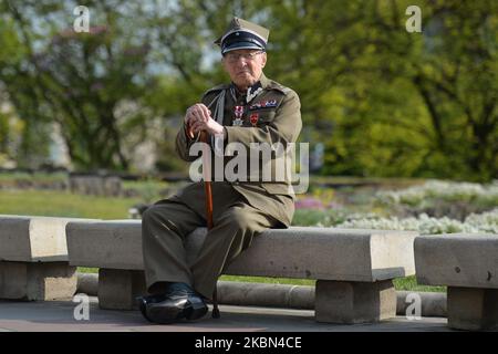 Stanislaw Szuro (99 anni), sopravvissuto al campo di concentramento tedesco di Sachsenhausen, visto alla Cattedrale di Wawel in vista di una cerimonia di messa che segna il 75th° anniversario della liberazione degli ex campi di concentramento nazisti a Sachsenhausen, Dachau e Ravensbruck. Sachsenhausen-Oranienburg fu liberata il 22 aprile 1945, Dachau il 29 aprile 1945 e Ravensbruck il 29–30 aprile 1945. L'iniziativa di celebrare questa messa è stata promossa dalle associazioni degli ultimi prigionieri e dalle loro famiglie (NE Cedat Academia e Ravensbruck Family) dopo le celebrazioni del 75th° anniversario del liberato Foto Stock